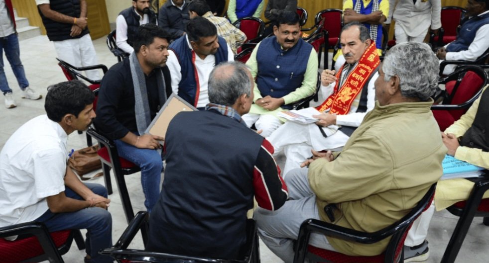 भाजपा प्रदेश अध्यक्ष मदन राठौड़ ने आमजन की समस्याएं सुनी, निस्तारण के लिए दिए निर्देश..