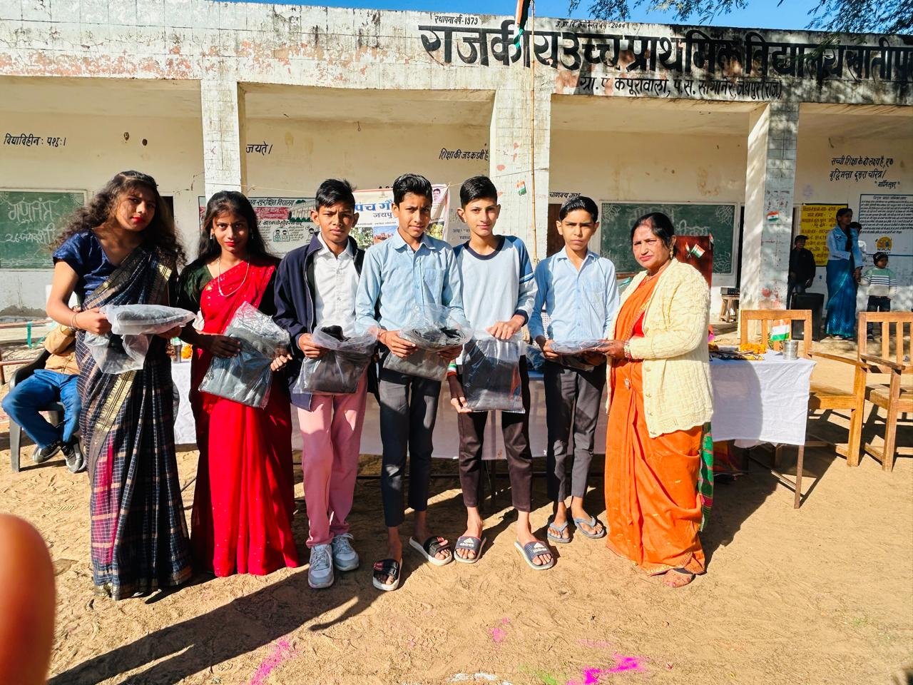 गणतंत्र दिवस पर लहराया तिरंगा, स्कूल अध्यापिका शकुंतला शर्मा बनी भामाशाह, नन्हे बच्चों को मिले गर्म स्वेटर…