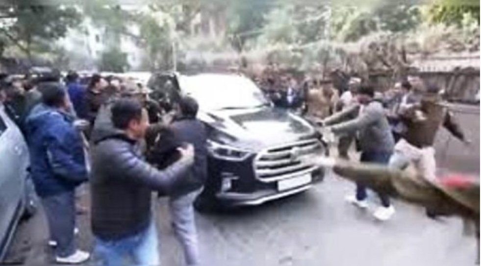 केजरीवाल की कार पर ईंट-पत्थर से हमला..